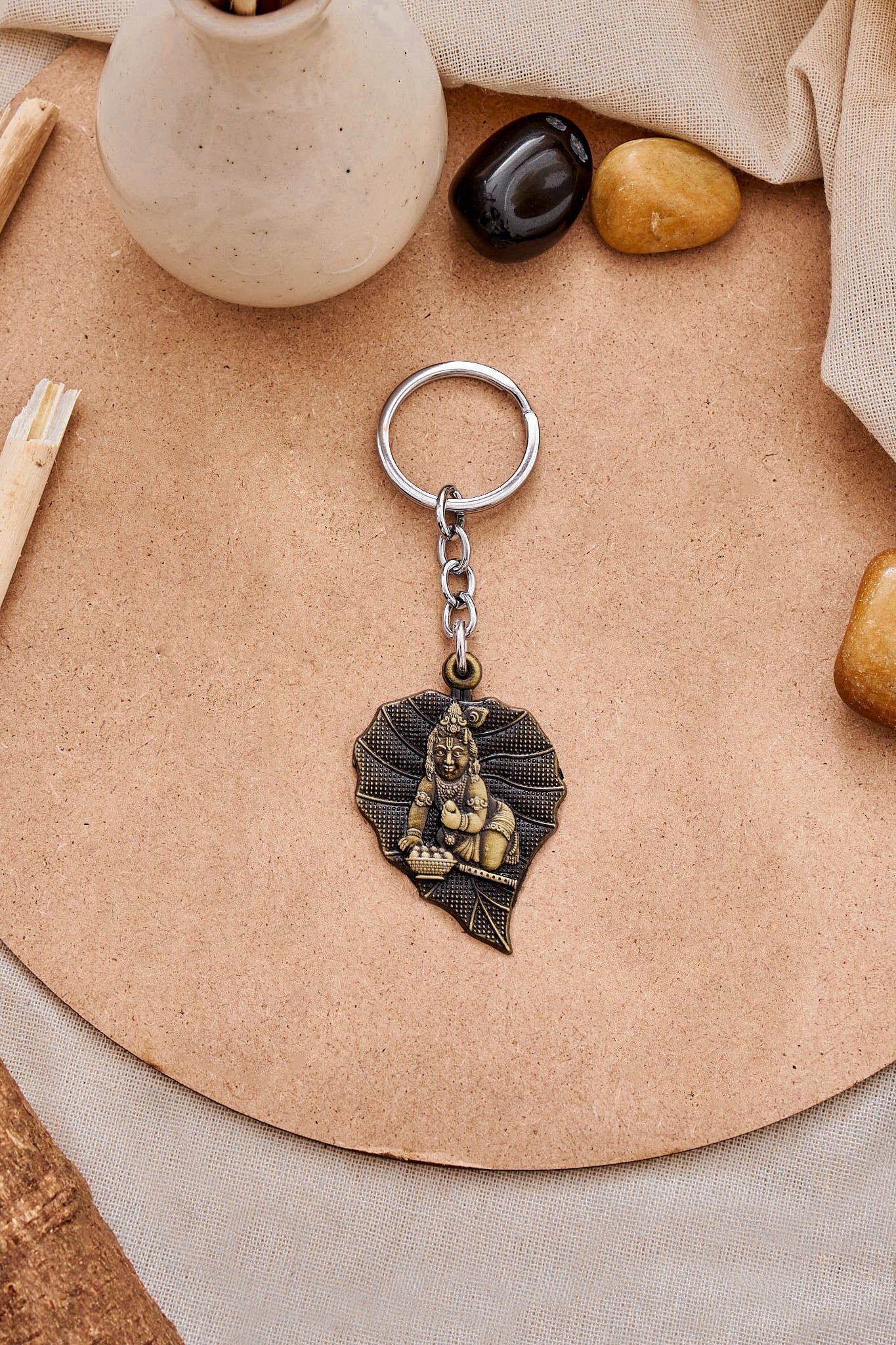 Baal Krishna leaf keychain with gold finish and Krishna design